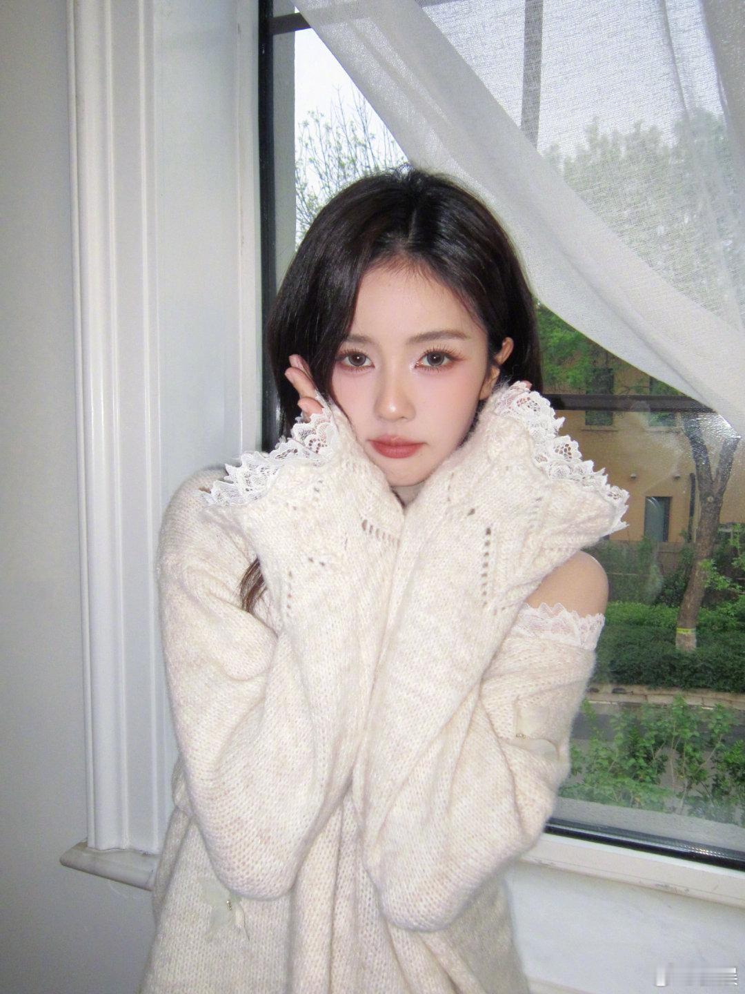 白鹿突然出现白鹿露肩六宫格白鹿突然出现，美女晒照六宫格，露肩造型是想going谁