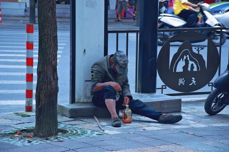 有一位银行家每日都会给一个乞丐10元钱。后来，银行家成婚并有了孩子，于是对乞丐讲