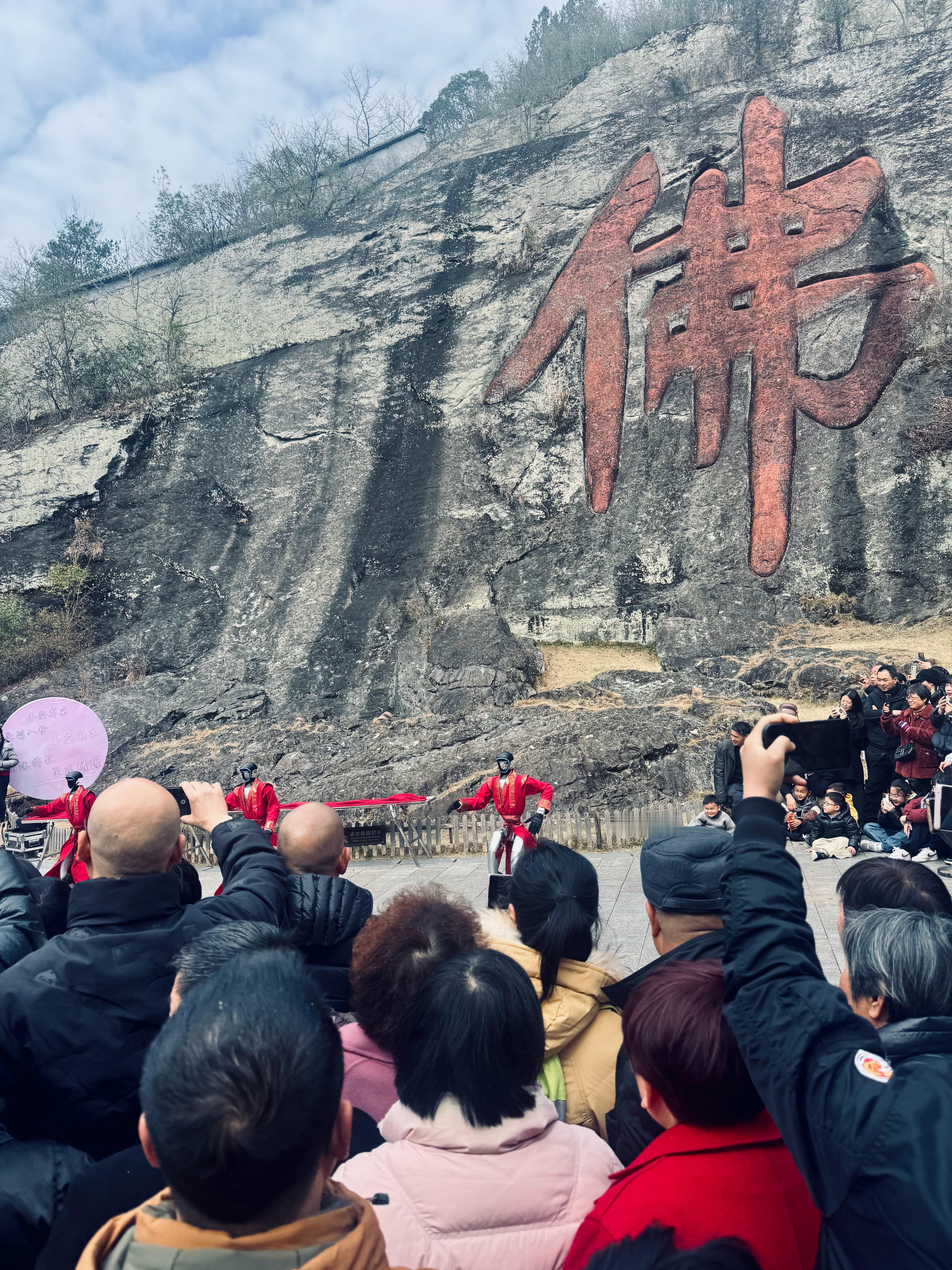 佛脚下的宇树机器人在跳舞有点意思宇树今年目标出货量1至2万台