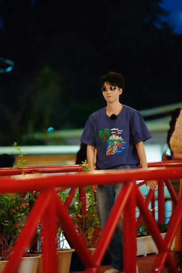 王俊凯跟谁说话呢王俊凯摄像头竟然卖萌凌晨三点半还在认真手绘菜单的王俊凯魅力值拉满