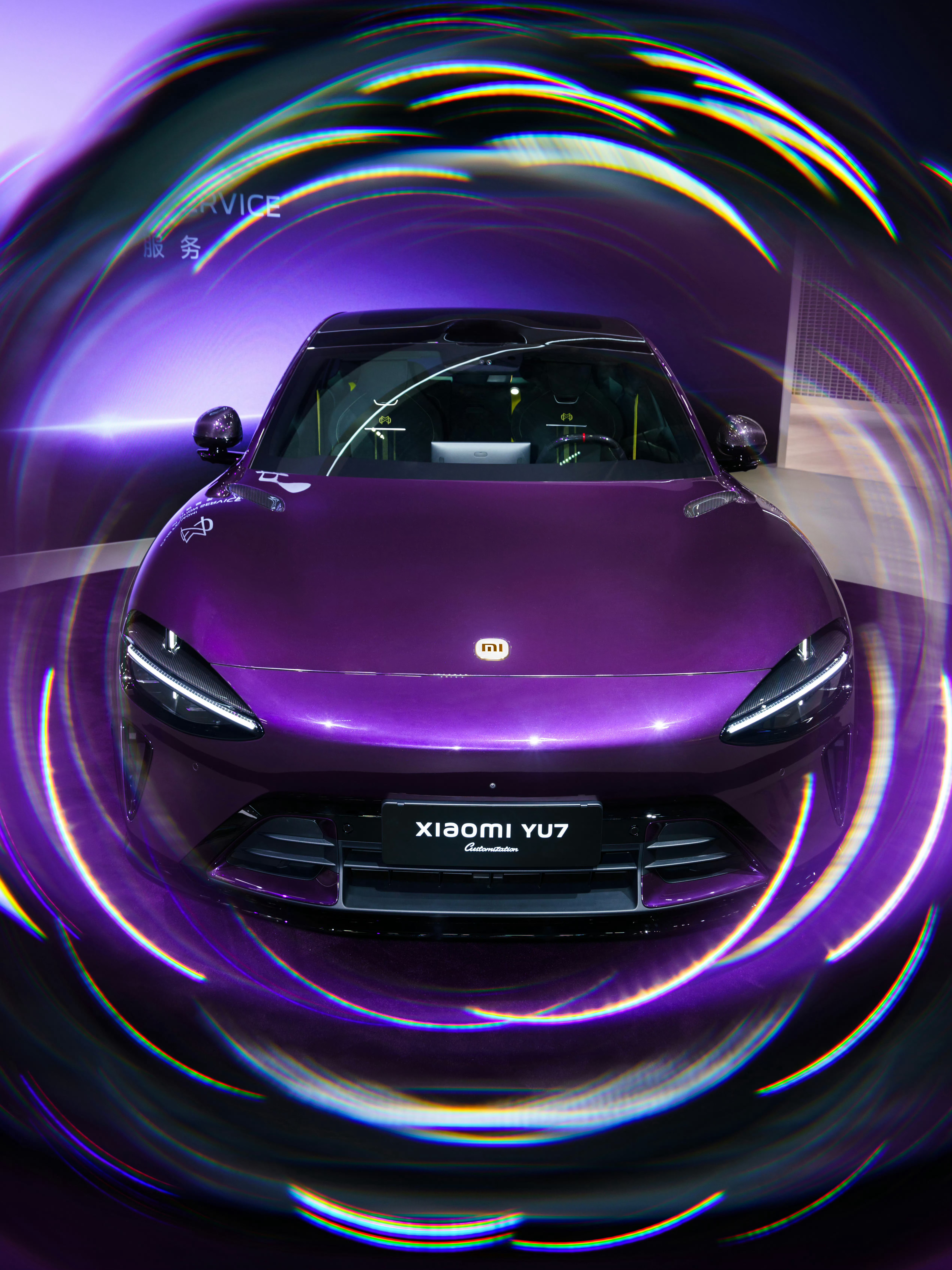 欣赏一组小米定制服务 YU7紫水晶美图，光影之下，车漆极具质感。最近小米汽车全系