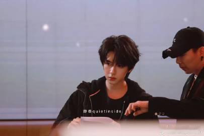 贺峻霖完全青春男大舞台上贺峻霖神采奕奕，主持风格自然又有趣，仿佛带来一阵清新的青