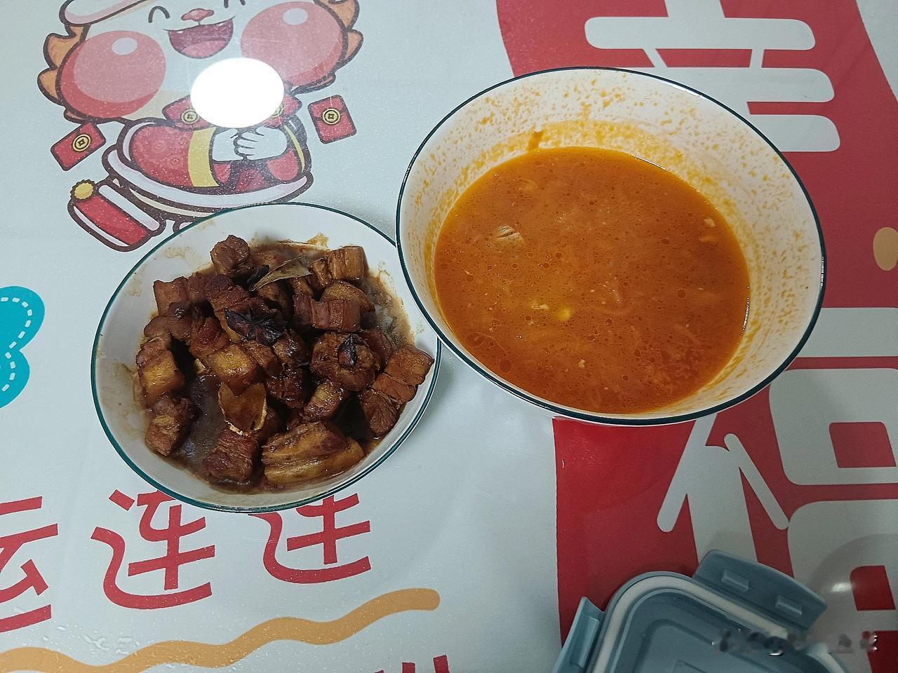 隔夜菜是不是会更入味？[耶][耶]

昨天做的红烧肉和西红柿牛腩，没想到隔天吃，