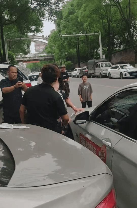 为什么堵车的人可以这么肆无忌惮上嘴脸？因为她堵车你没办法，撞了还是得你赔。[泪奔