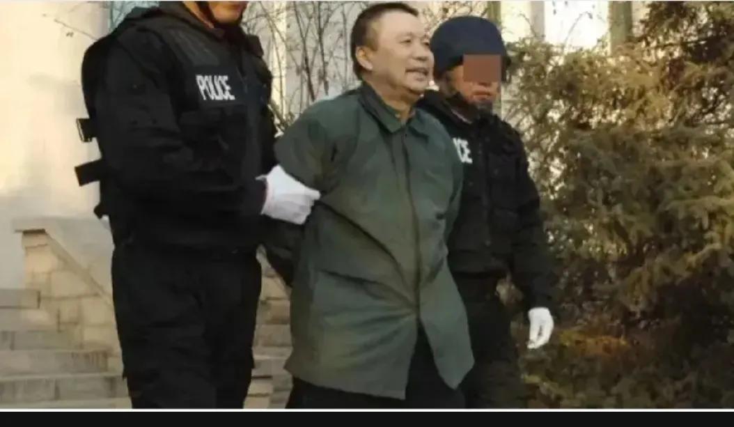 2009年，杨彦明被验明正身，他的身体被束缚着，脸上却挂着一副耐人寻味的笑容，或