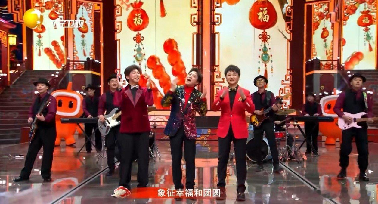 胡海泉蔡国庆在辽宁春晚弹吉他送祝福，神仙同框太暖了！胡海泉蔡国庆弹吉他送祝福梦幻