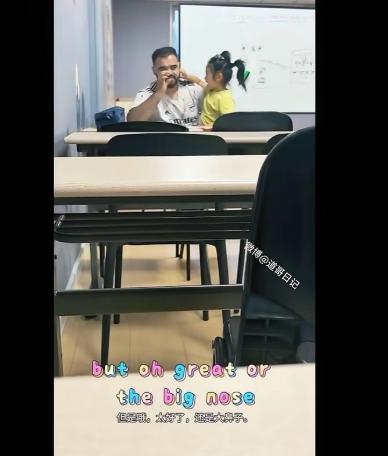 一个小女孩被外籍教师抱在怀里一对一上口语课，这是孩子母亲拍的视频，然后发出感慨，