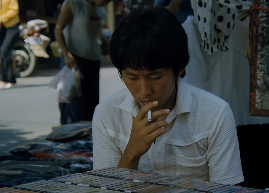 我最近为了治我的精神病，在看侯孝贤的电影，从《悲情城市》，到《风柜的少年》，到《