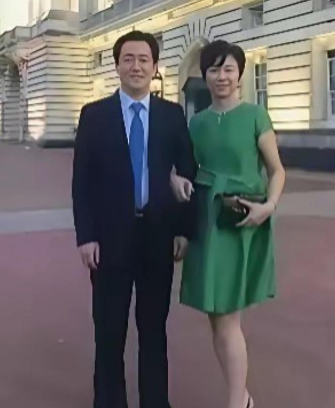 许家印老婆丁玉梅现在在英国，日常生活费卡死每月最多2万英镑（≈18万人民币），一