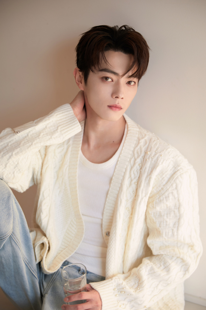 许凯记一个晴朗的午后许凯暖白针织衫午后大片 许凯记一个晴朗的午后，许凯暖白针织衫