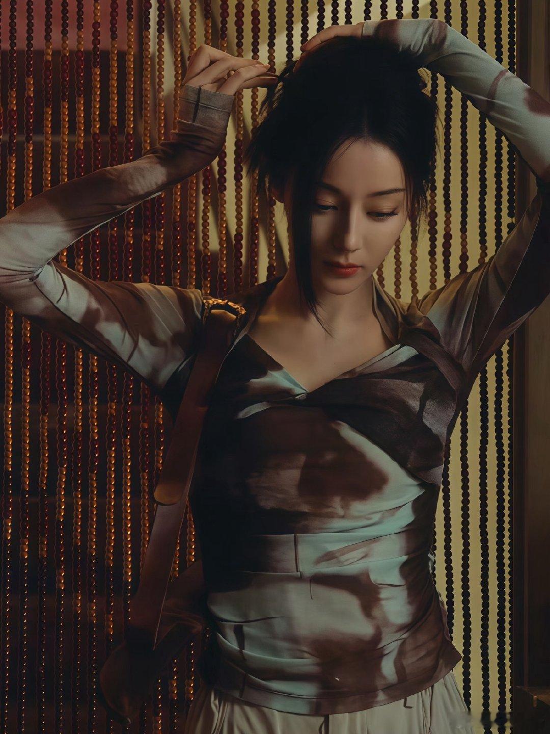 迪丽热巴不吃晚饭瘦了6斤，瘦而不柴太自律了，上镜就是完美状态，建模脸和身材每个镜