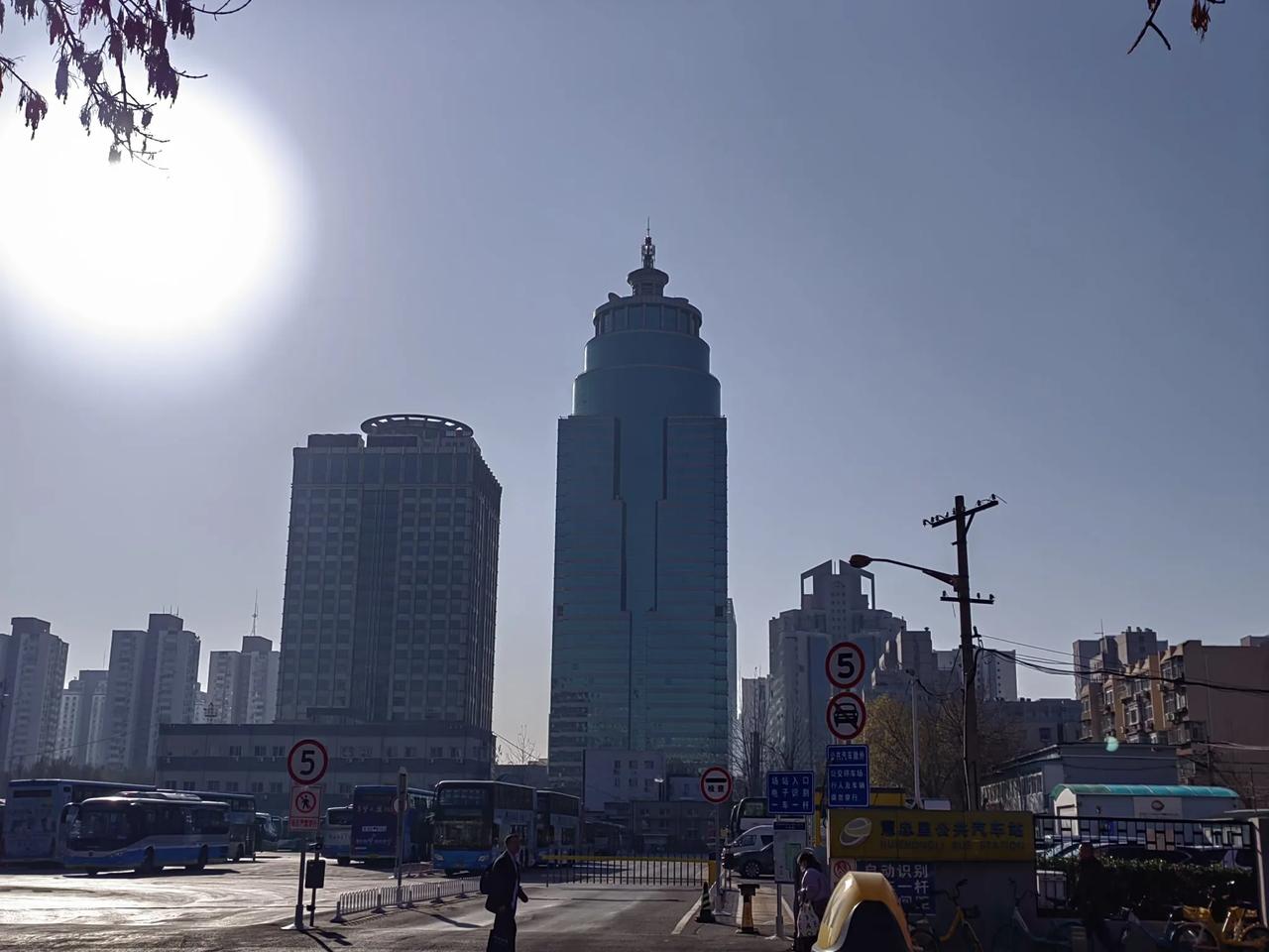 周末乘坐公交行，
随心所欲游北京。
一路走来一路拍 
眼里心中尽风景。
高楼大厦