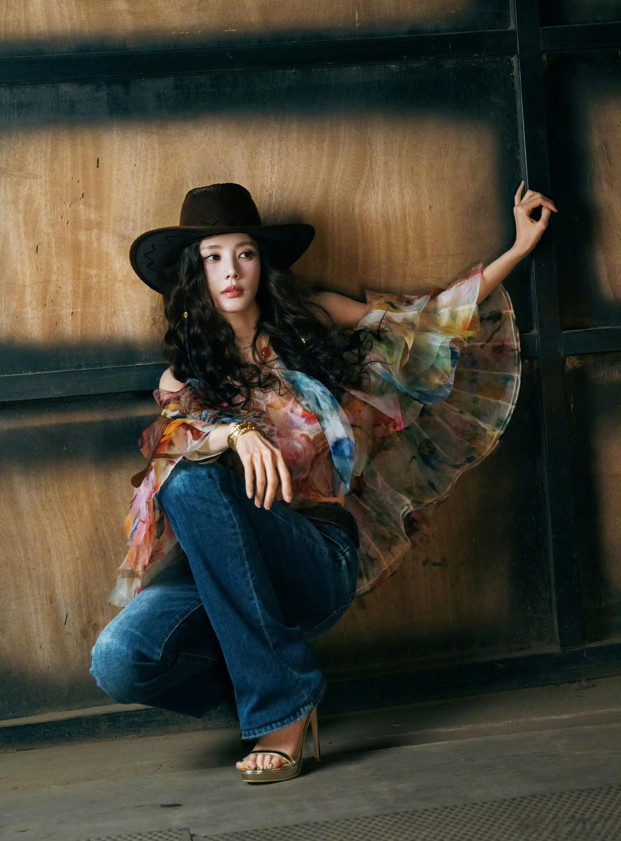 李一桐 牛仔风李一桐这套造型完美诠释什么叫“可盐可甜”。纱质吊带是温柔本身，牛仔