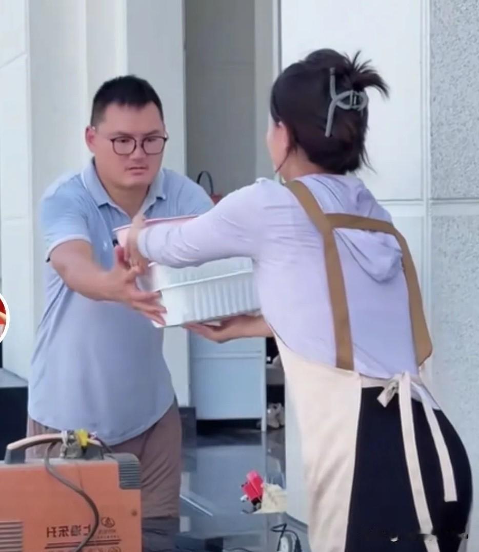 小二娃请来工人搭建大棚，打算发展农业。吴晓慧忙着买菜备菜，给干活的人准备午饭，和