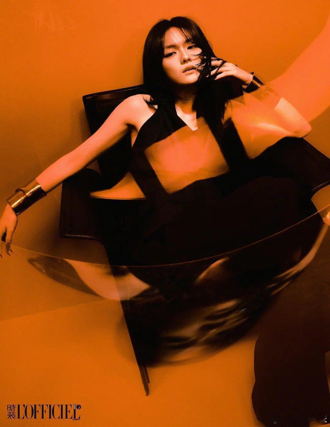 文淇好时髦她硬照也是随便摆摆就出片 