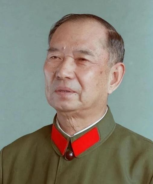 1982年，开国少将尤太忠视察部队，见一副团长好生眼熟，暗骂一句大事不好，立刻打