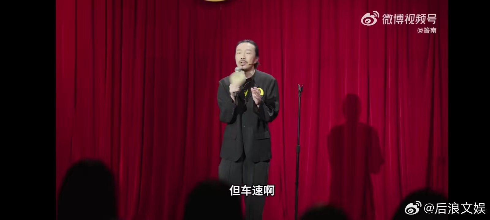 因为开双闪被大爷教育了15分钟张弛之间尽显大爷“本色”！臧鸿飞闪灯后，大爷把电瓶