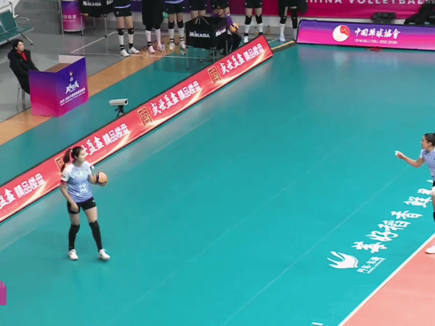 【好外援典范】娜塔莉亚在发球的吹哨前的间隙都在提醒 