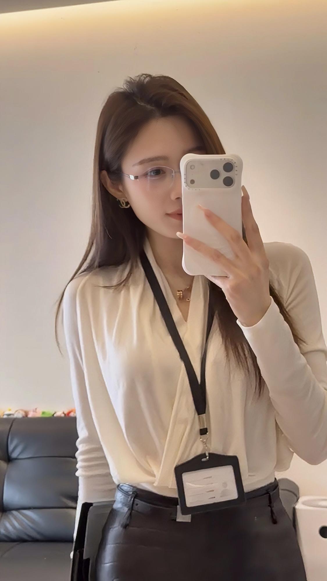 今日穿搭推荐是典型的干练职场风，整体风格专业又不失精致感：

• 上衣：米白色V