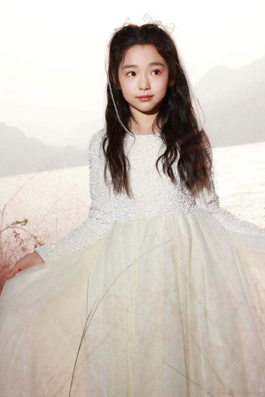 小酒窝穿了白鹿应援色 小宝贝也太有心了！身穿白鹿应援色蓝色出发，麻麻教的求抱话术