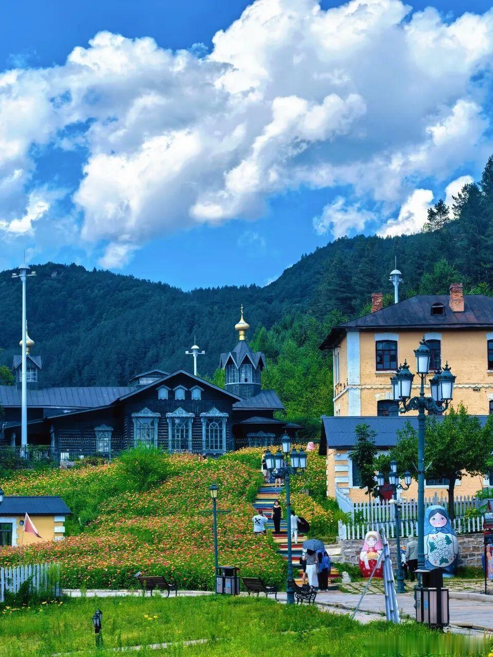 东北避暑首选横道河子，气温舒服不燥热，小镇清静无扎堆游客。打卡机车库、木质教堂，