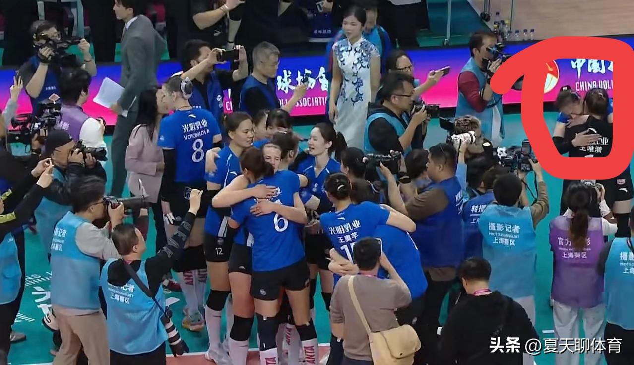 上海女排姑娘们哭得梨花带雨的[流泪]沪女终于是拿到了属于她们的联赛冠军，联赛亚军