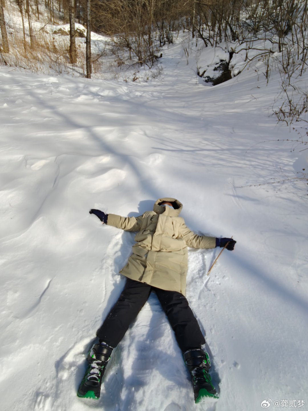 冰天雪地 来根烤玉米，绝了 