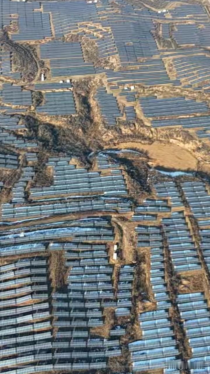 惊讶！ 

光伏产业的发展可谓是在河北蓬勃而起啊，看看这满山遍野的光伏盖板，把一