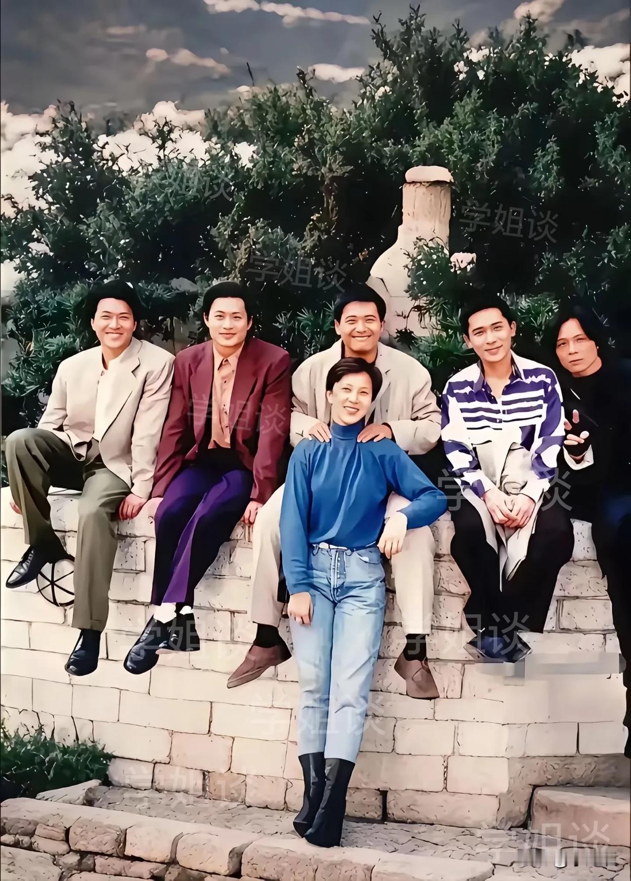 这张1992年的照片，是周润发和梁朝伟合伙拍的电影照，也是他俩的封神之作，更是港