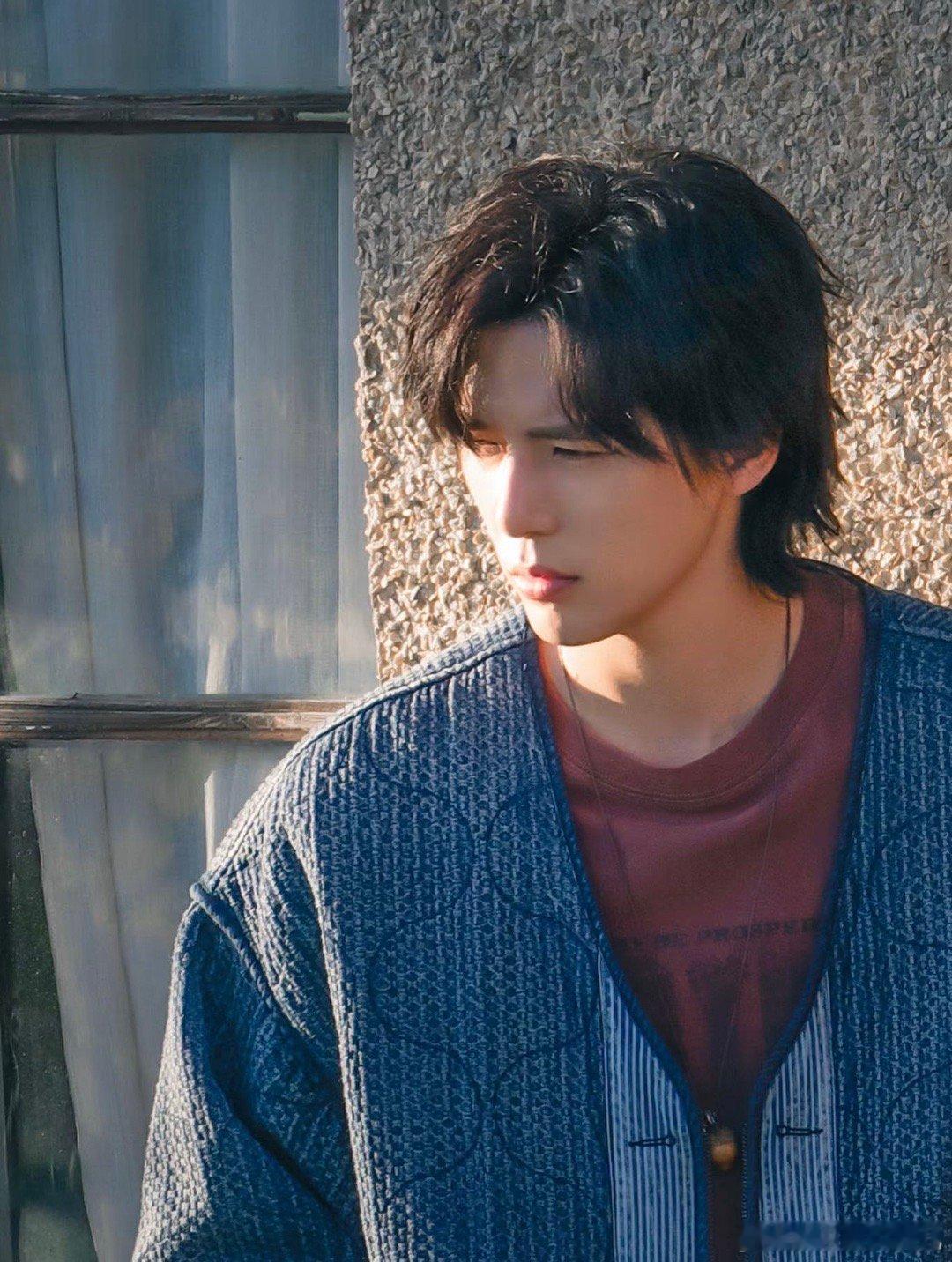 王安宇长发好帅 告别寸头，解锁宿命感美学！在电影《错过了遗憾吗》定档预告里，王安