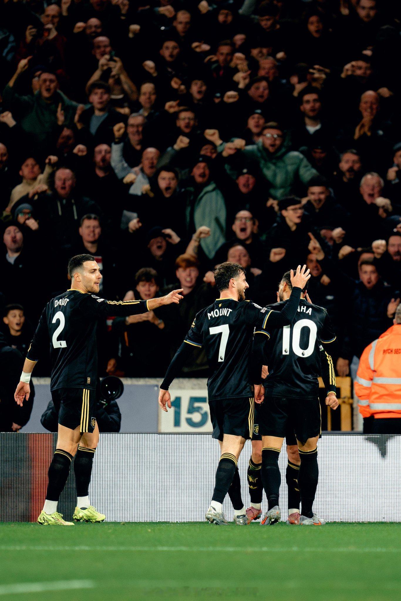 看台上没有举起的手机，都是最纯粹的庆祝曼联4-1狼队 