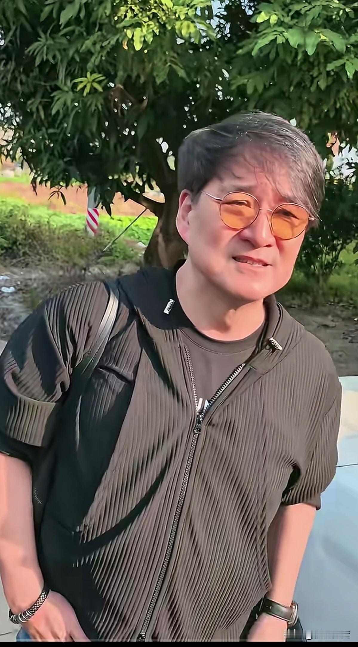 说他是殿堂级的歌手没人反对吧，
台湾巨星周华健几乎都认识，
他的歌你能唱出几首？