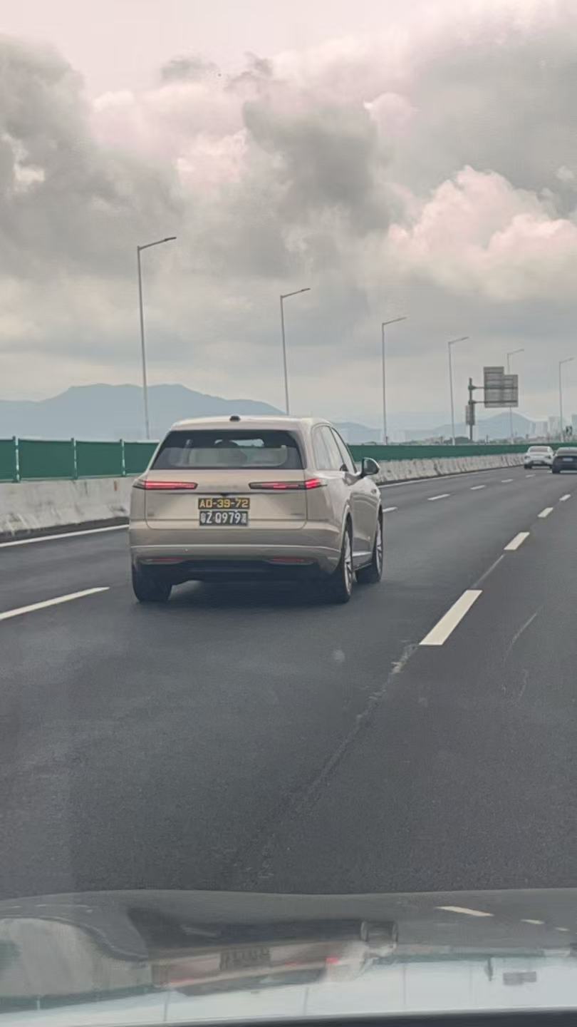 上次不是说要换牌子颜色吗？换了吗？乐道汽车新能源汽车