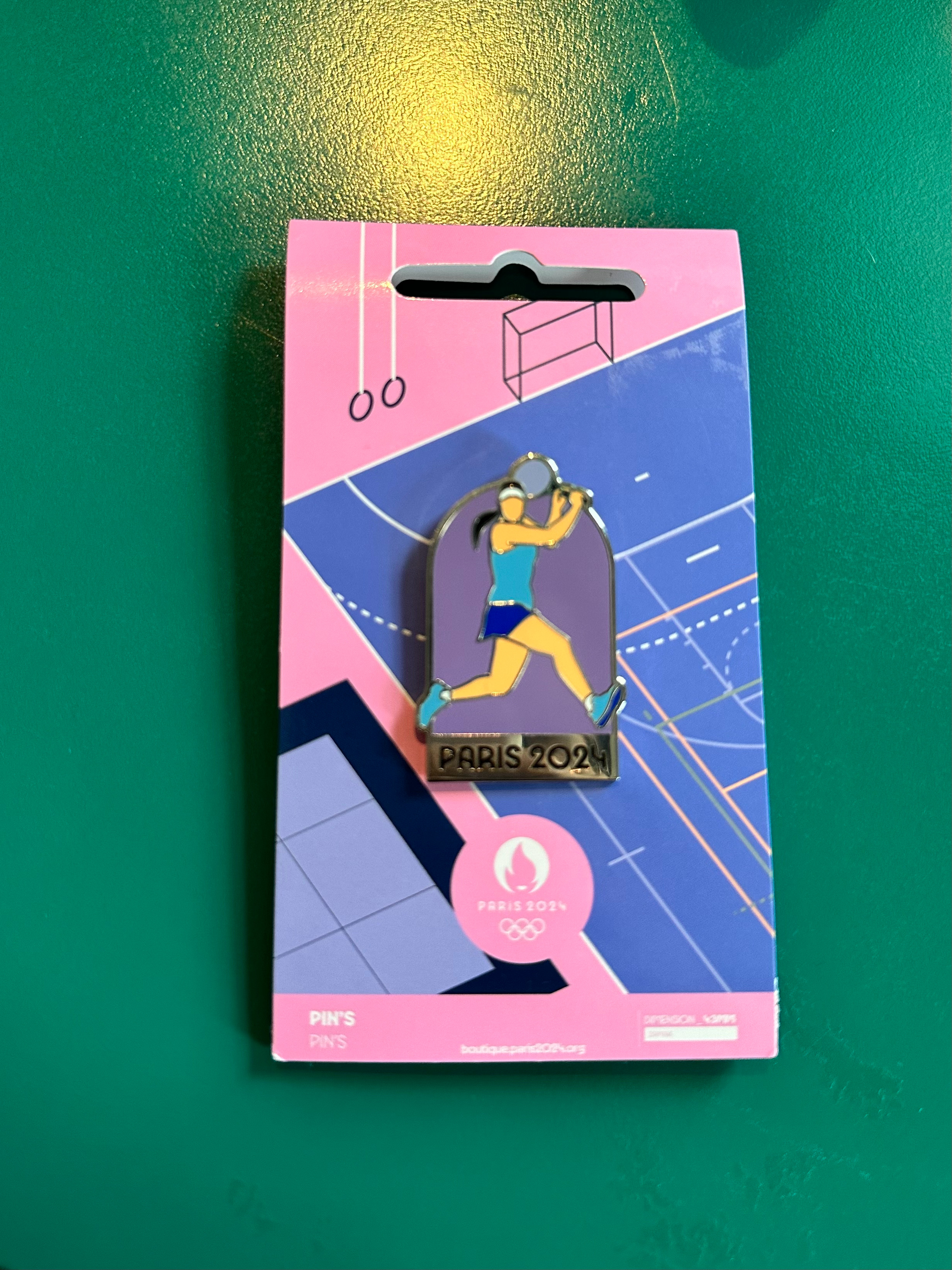 收到了朋友从巴黎带来的网球🎾pin，这个击球姿势有点像谁啊[举手] ​​​