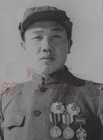 1950年11月29日，一个志愿军排长无视上级命令，弃守高地，将美军50多辆坦克