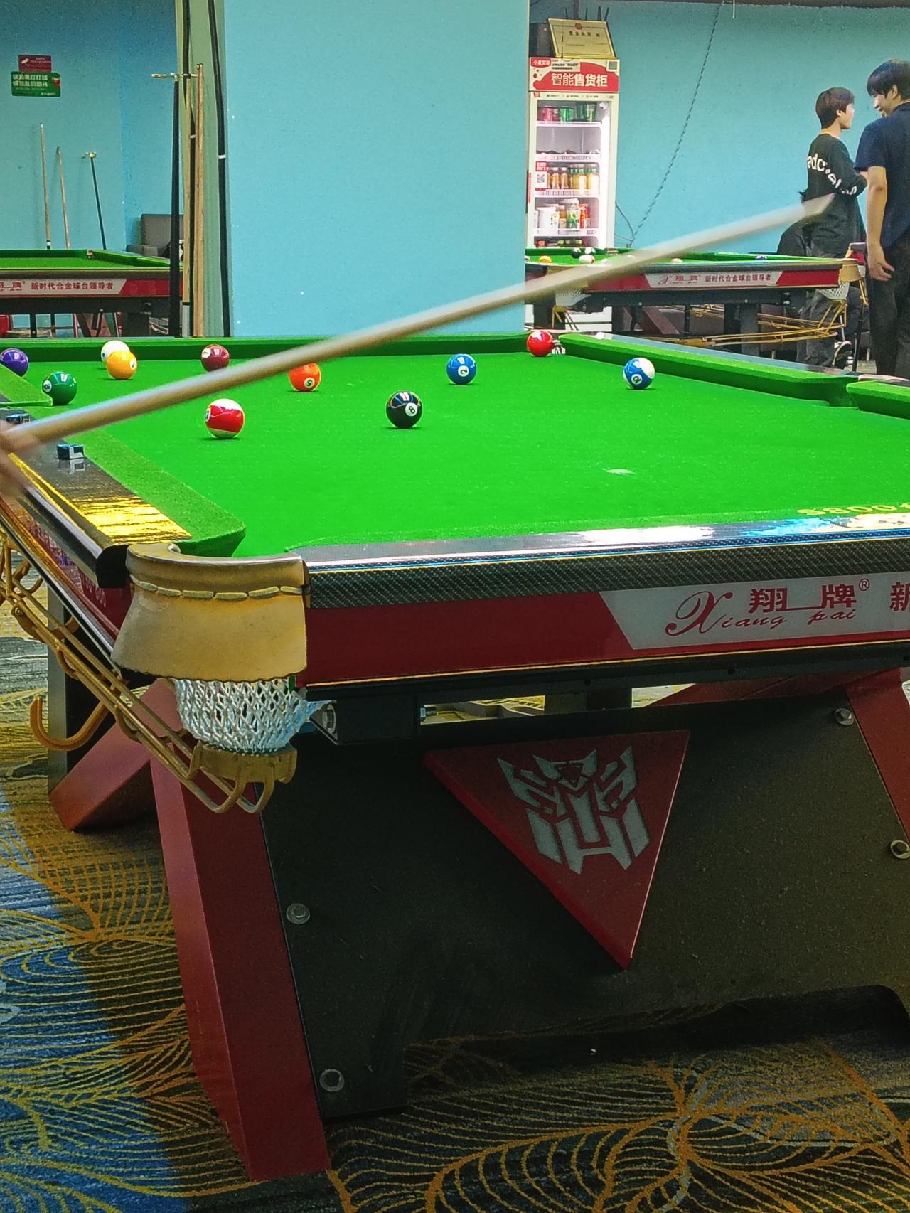 谁懂啊家人们！

球桌质感看着贼好，绿台布配亮闪闪的边框，连球袋都带点复古buf