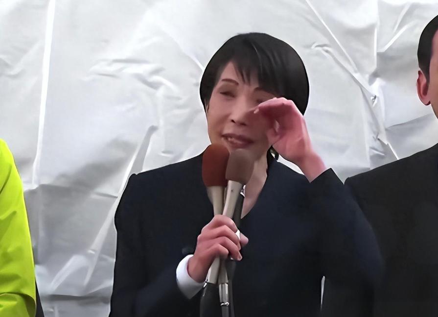 中日交恶80天后，高市痛哭流涕。

1月27号那天，日本首相高市早苗站在个临时搭