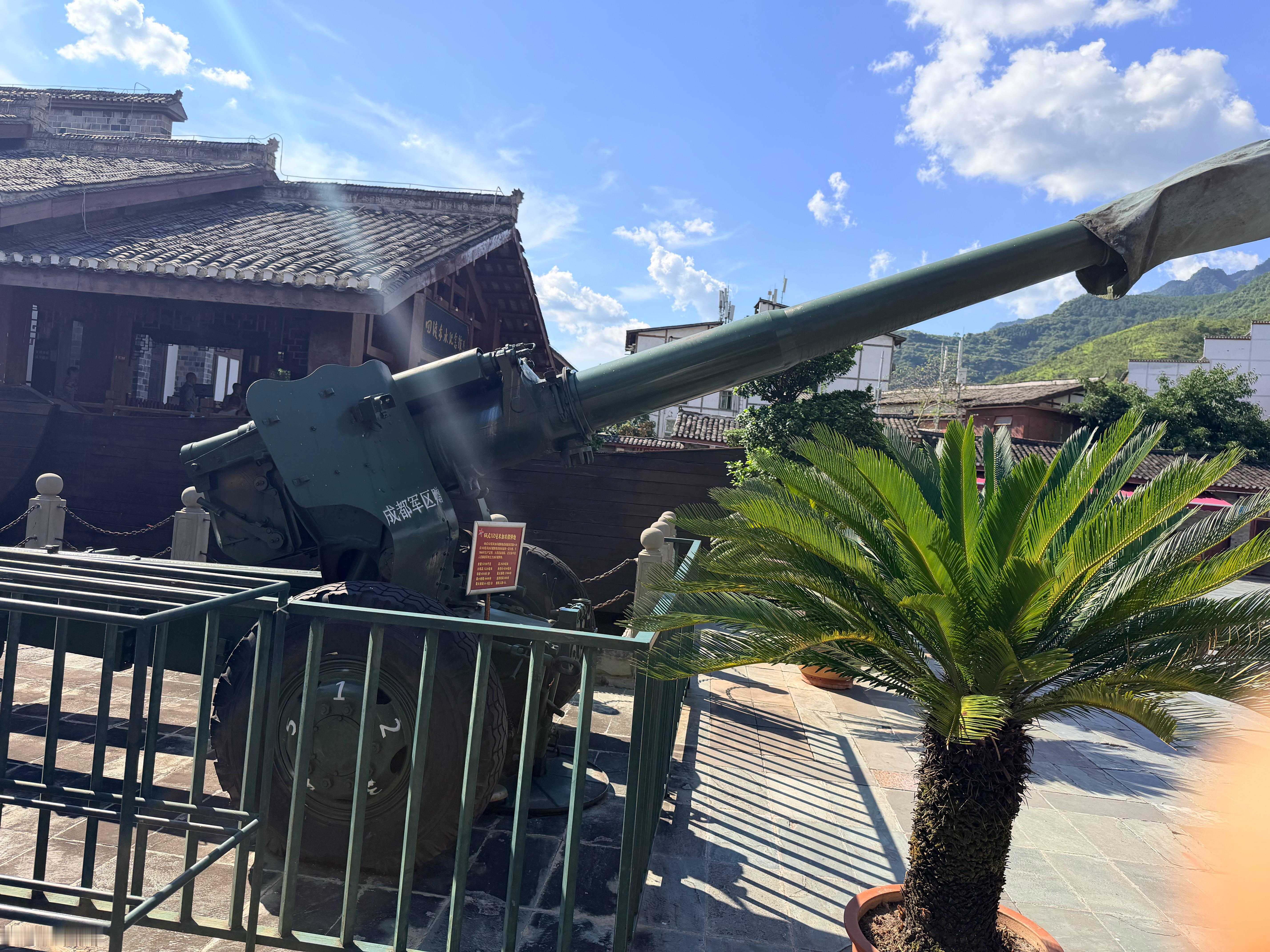 DT-20仿制的152mm加农炮，152mm真的挺挺震撼的，想起KV-152，喷