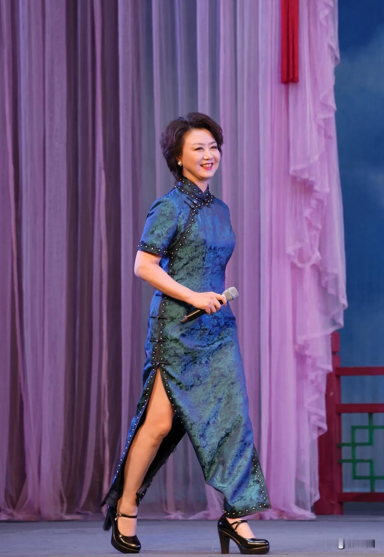 58岁李胜素这几步路走的，潇洒、飘逸、稳健、舒展，她质朴真实，知性优雅，无拘洒脱