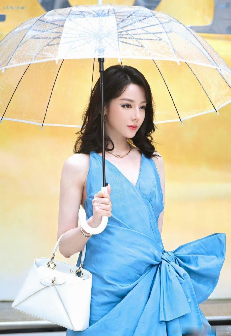 王亚飞给热巴设计的妆容让粉丝非常生气，认为化的妆显老气，发型也难看，要求给热巴更