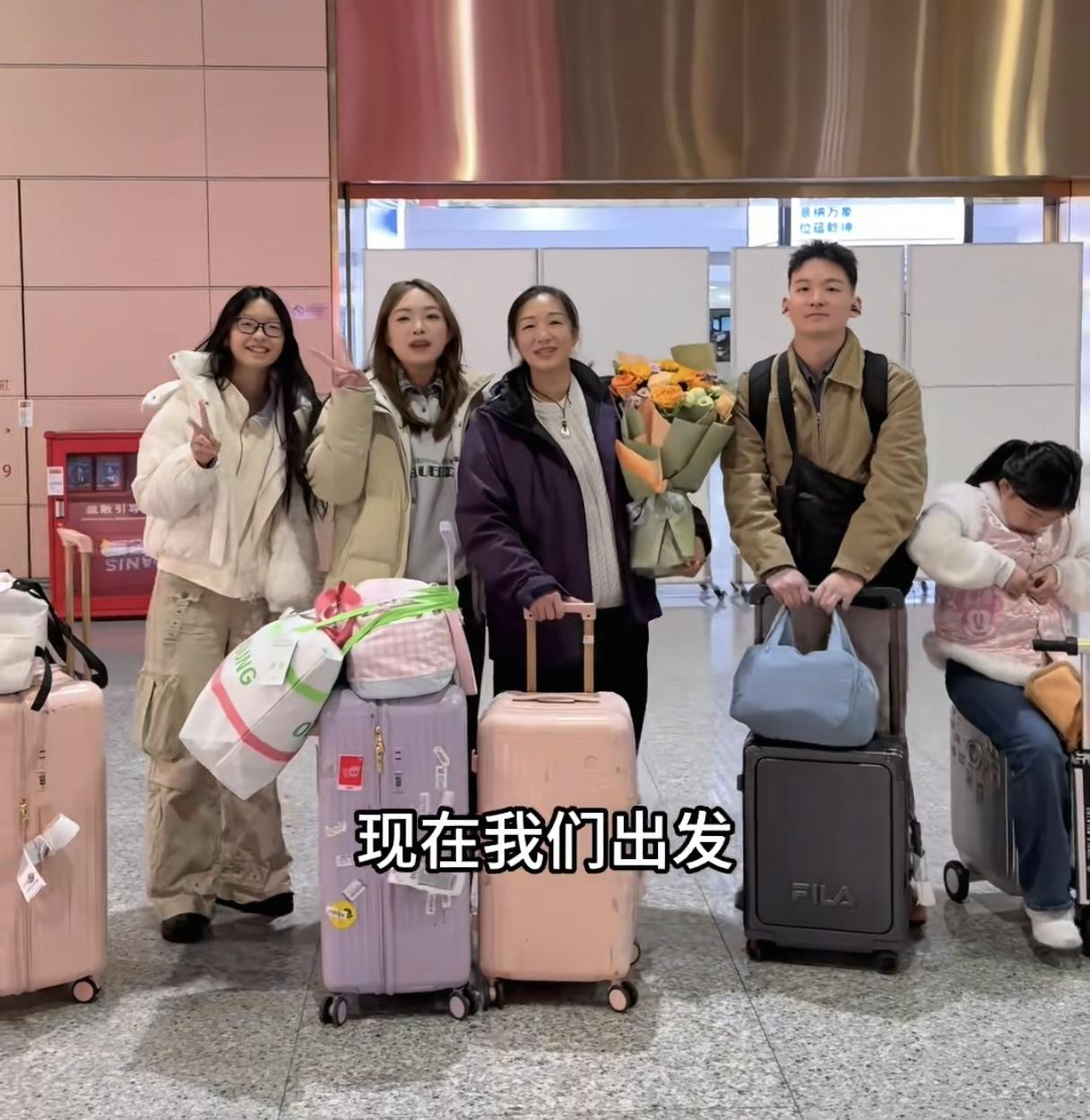 谢浩男应该在买家过得不好！而且早知道不是亲生的了。他发了长文说：“从前过年是一个