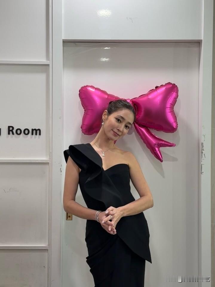 近日，演员李秉宪的妻子李敏贞在自己的Instagram上传了多张照片。照片中，李