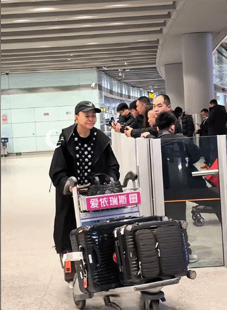 要不说宋丹丹和儿媳关系好，情绪价值给的太到位了，飞机场这么多人的情况下，看到儿媳