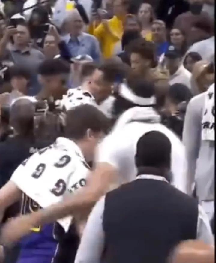 他也进化到不亚于浓眉的水准了
谁能想到里夫斯能打成西部头部后卫
当初想着都是詹姆