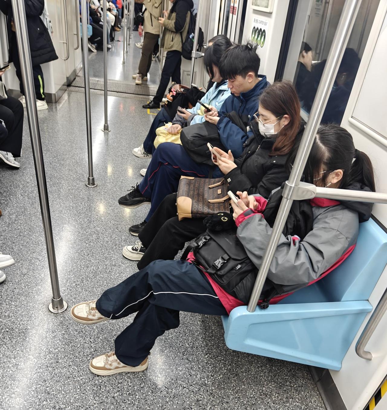 上海生活条件好，女孩子都是胖胖的。
这是早上6点钟的地铁，本来一个位置可以坐6个