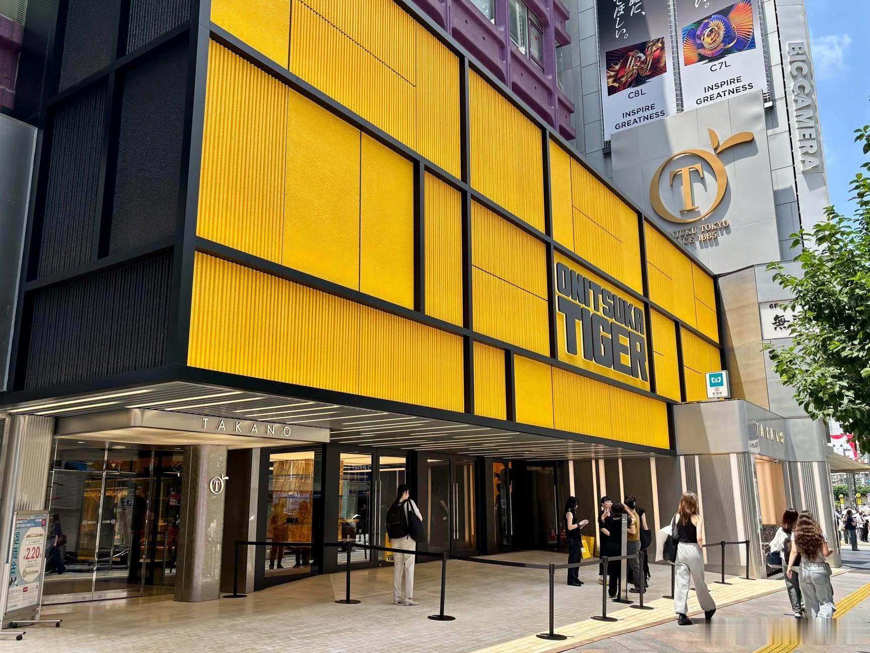 鬼冢虎在东京新宿新开全球最大的旗舰店。店铺分为4层，面积达1837平方米。除了鞋