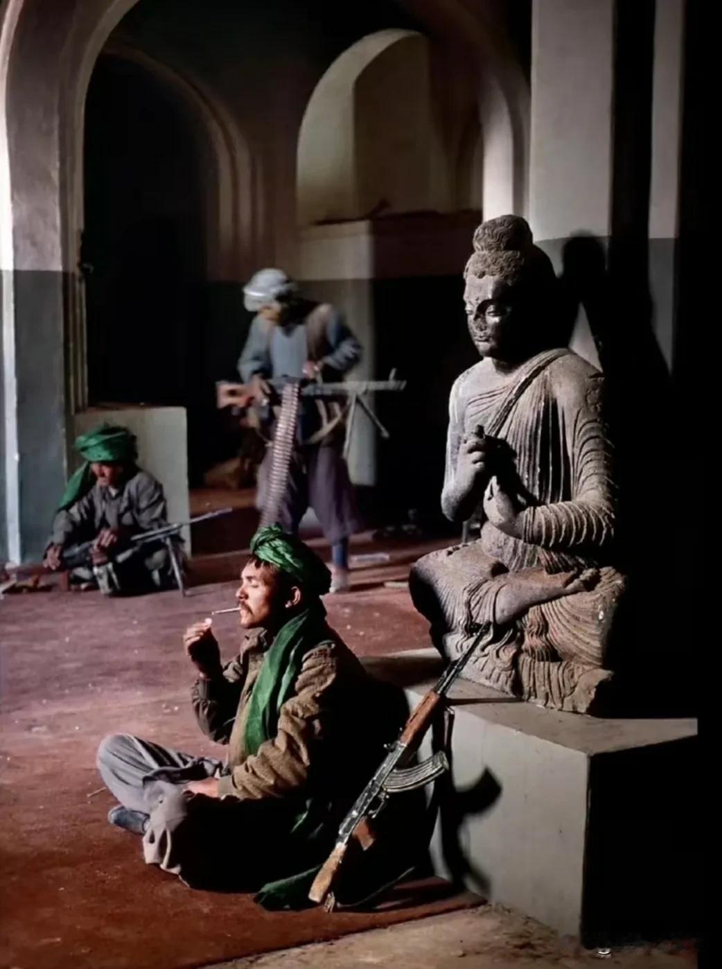 2001年3月，阿富汗塔利班进入巴米扬省，当地大佛无数，是以往的佛教圣地。