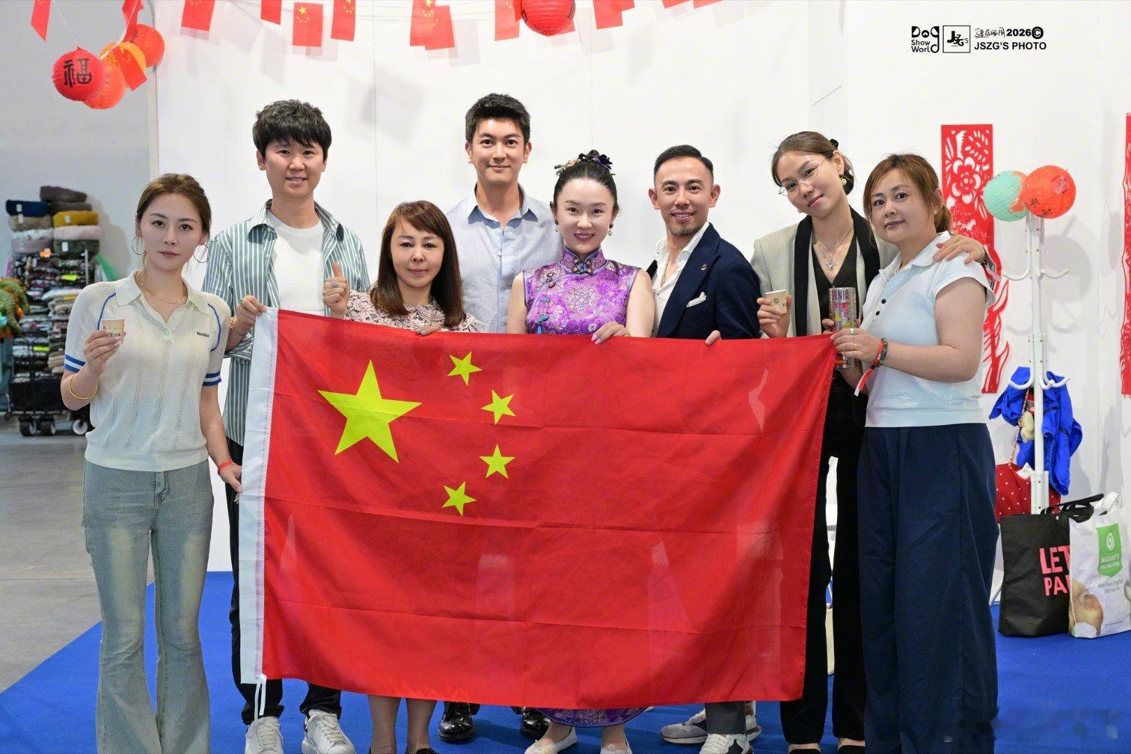 霍思燕报喜世界杯犬展中国队创纪录霍思燕太牛了！带着狗狗在国际赛场拿奖，比她自己拿