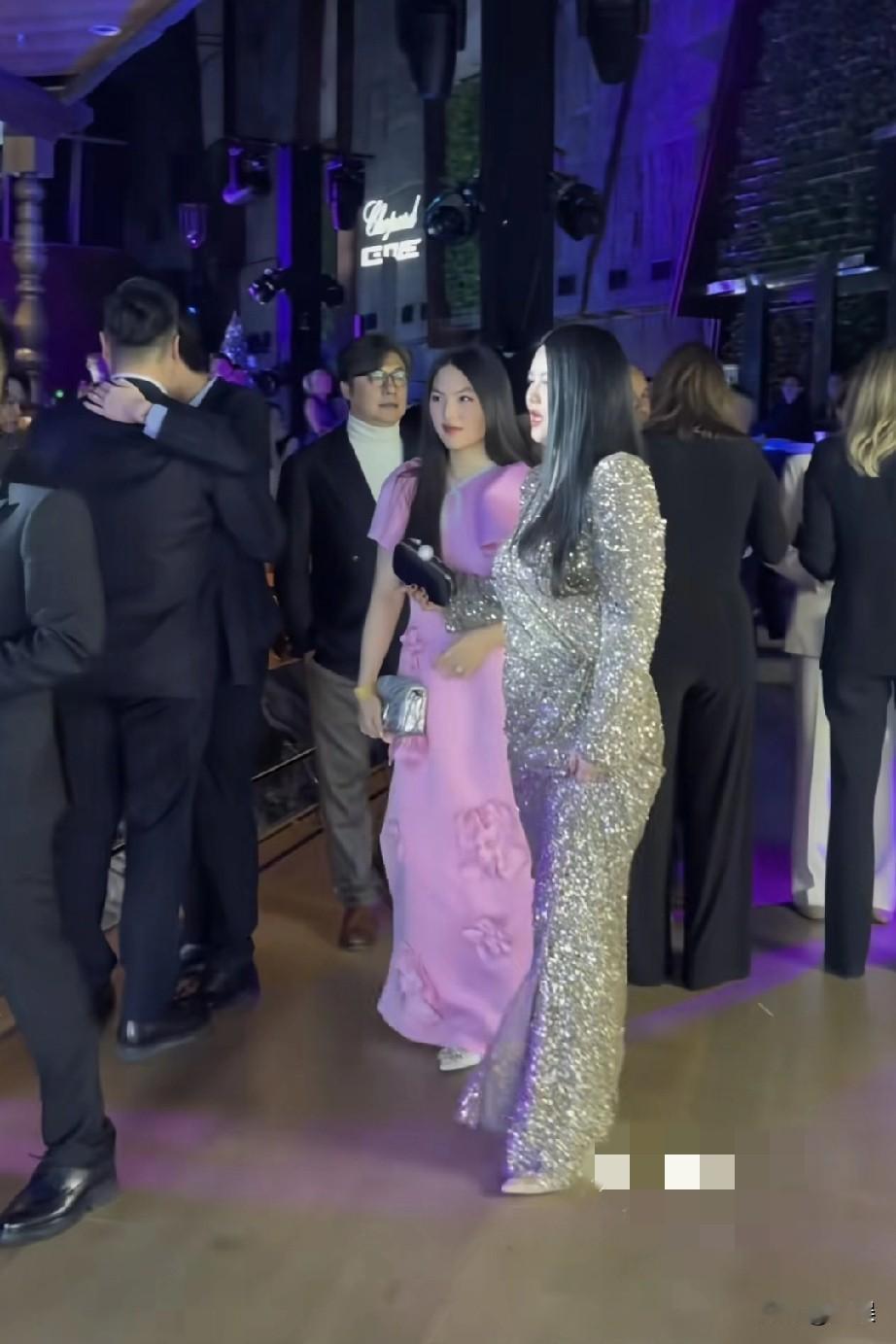 这场活动现场，李湘身着闪亮银裙，尽显优雅贵气；王诗龄一袭粉色长裙