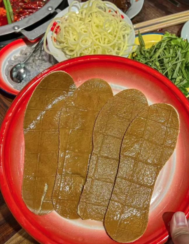 昨晚吃火锅，味道挺不错，但总感觉有点儿不对劲……[捂脸][捂脸]